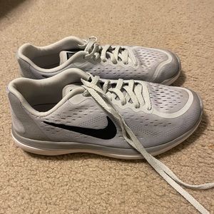Nike Flex Rn tennis shoes